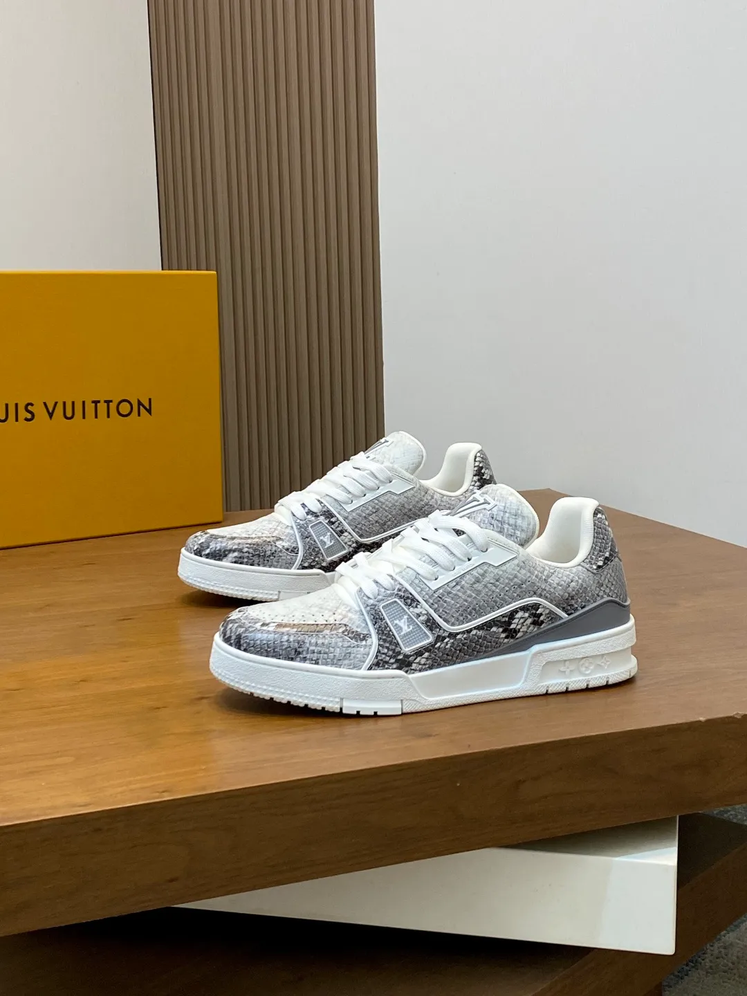 Men's Men's Shoes 💰860 LV TRAINER python pattern sneakers for men are shipped to the LV Vuitton World official website as an early version. They are made of gorgeous snakeskin pattern and smooth cow leather, showing the creative inspiration drawn by men's artistic director Virgil Abloh from retro basketball shoes. The handwritten Louis Vuitton logo is embossed to accentuate the complex structure of the upper. It is made of python textured leather and smooth calf leather. It is decorated with the handwritten Louis Vuitton logo and Vuitton logo on the side. The tongue is decorated with LV letters and the rear is decorated with the #54 logo. The classic rubber outsole is decorated with Monogram flowers. Needless to say, the comfort of Lujia's shoes is very masculine! Completely packaged! Size: 39-40-41-42-43-44 standard leather shoe size (38/45/46 can be customized and does not support returns)
